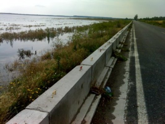 Cod galben de inundaţii pe râuri din cinci judeţe
